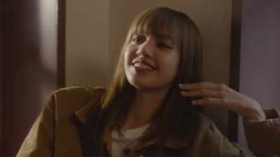 - We will stay for a year.
- You're Parisian already. - Blackpink: Light Up the Sky