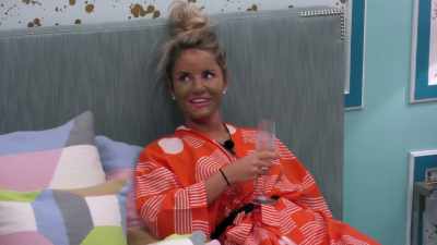 WEAR A TEE DRAPED TO YOUR SHIRT. - Love Island