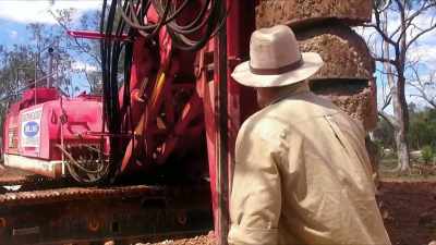 We'd bring that dirt up,
we can wash it, - Outback Opal Hunters