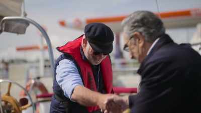 - Welcome aboard. Do you like?
- Uh, yes. - The Reluctant Traveler with Eugene Levy