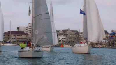 Welcome to Capeside's regatta.
It's 1 0 seconds before the start. - Dawson's Creek
