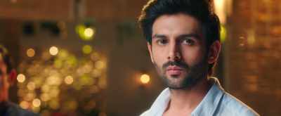 Welcome.
- Come, dear. - Sonu Ke Titu Ki Sweety