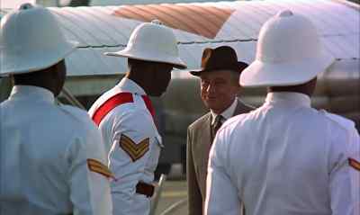 - Welcome to Nassau.
- Thank you very much. - Help!