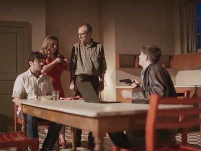 - Well, my character smokes.
- Yeah, right. - Yannick