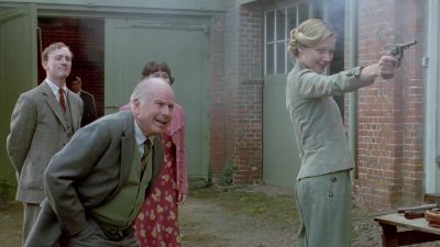 - Well done!
- No, you only winged him. - Agatha Christie's Poirot
