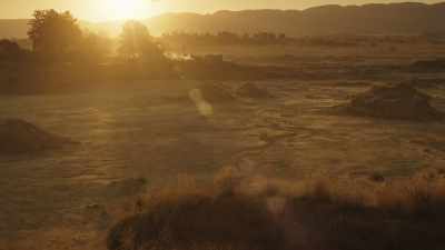 We'll enter by the path. Djamba and I
will enter the tunnel, extract Grace. - Professionals
