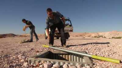 We'll go down, look for some trace
in the wall and try and drill it
out. - Outback Opal Hunters