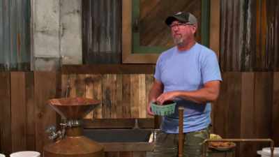 -We'll have pineapple
raspberry.
-But I don't know about - Moonshiners: Master Distiller