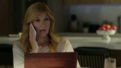 - Well, hello to you,
too, Veronica. - Dirty John