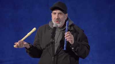 - Well, here we go.
- [audience cheers] - Dave Attell: Hot Cross Buns