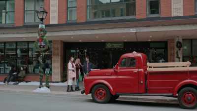 Well, here, maybe he's inside. - Everything Christmas