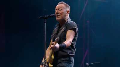 ♪ Well, hold still now, darling ♪ - Road Diary: Bruce Springsteen and The E Street Band