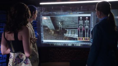 Well, I'll be damned.
She was hanged over that rail. - Bones