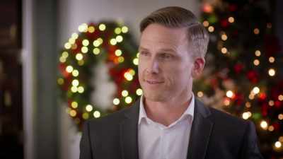 Well, I'm gonna celebrate
my closing - Meet Me Under the Mistletoe