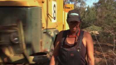 Well, I'm supposed to be the boss,
but... (LAUGHS) - Outback Opal Hunters