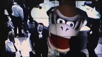 Well, ladies and gentlemen,
my friendly gorilla is back - Console Wars