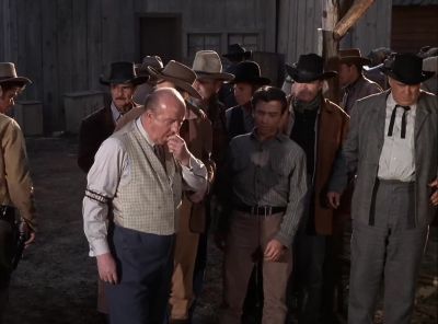 Well, let's get the body here.
You men get ready to ride. - The Virginian