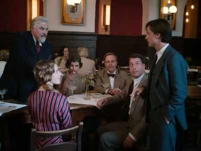- We'll make room.
- It's fine. My mother is there. - Fabian: Going to the Dogs