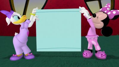 We'll need to fold the bed sheet
to make a bandage. - Mickey Mouse Clubhouse