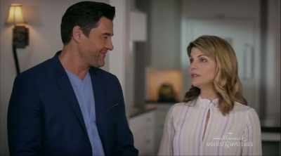 WELL, NOW,
WHO CAN EAT - Garage Sale Mysteries: Picture a Murder