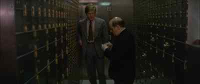 We'll open this box now. - The Hot Rock