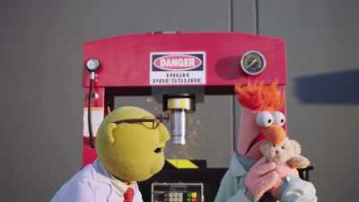 -Well, put it on, Beaky.
-(WHIMPERING) - Muppets Now