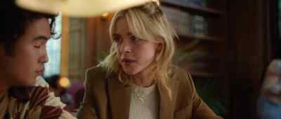 Well, you remember
how Claire played Sandy in the fall musical? - Sweethearts