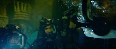 Well, who says it's us it's hiding from? - 47 Meters Down: Uncaged