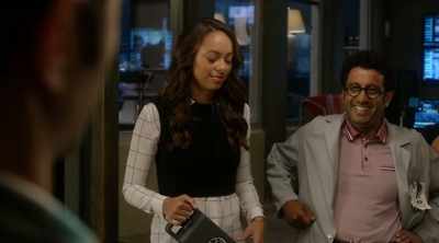 - Well, we should probably...
- Um... Well, actually, actually, - Ghosted