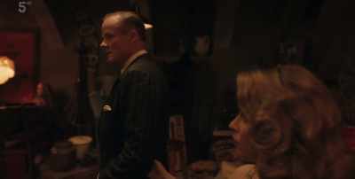We'll start over there.
Why don't you accompany your gun? - Agatha and the Midnight Murders