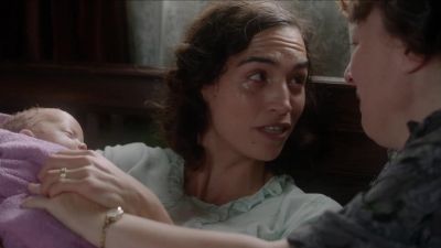 We'll stay, here in the flat,
altogether. - Call the Midwife
