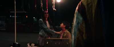 - We'll take them.
- That's 25 euros. - Dark Glasses