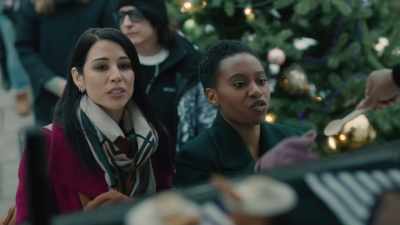 -We'll take two.
-It's good, it's good,
it's good. - The Great Holiday Bake War