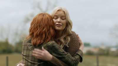 -Well, that's true.
-[kim laughing] - Reba McEntire's The Hammer