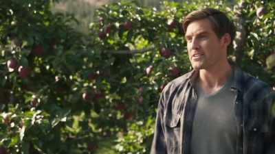 Well what are we waiting for?
Let's pick some apples. - Sweet as Pie