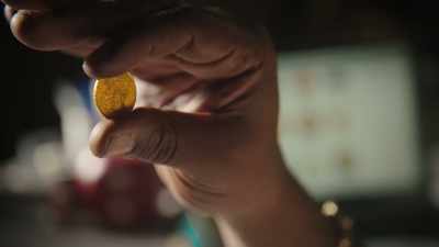 Well, what you got
here is a Gold 100 Kurush coin - Creepshow