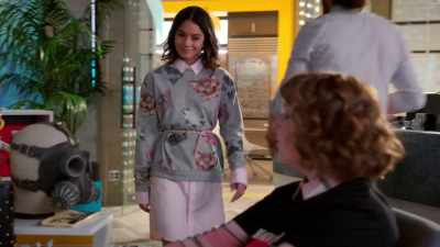 - Wendy, thank you for
letting me borrow this dress. - Powerless