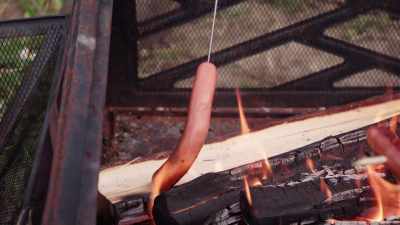 We're approaching nirvana,
with hot dogs cooking here. - Rust Valley Restorers