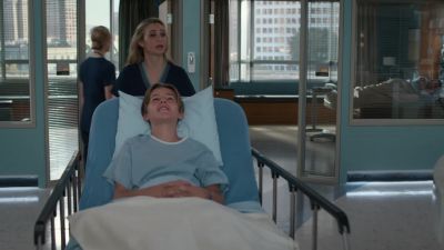 We're bringing the patient down now.
Vitals okay? - The Good Doctor