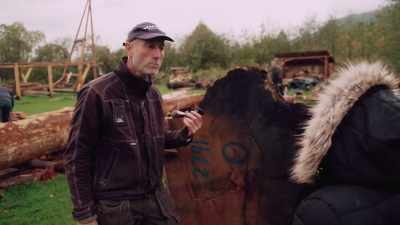 We're going to split this huge log
to make boards for our ship. - Raiders of the Lost Past with Janina Ramirez