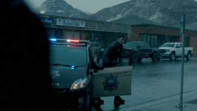 We're going there to get Anna,
not to kill Whitey. Is that clear, Jack? - Tin Star