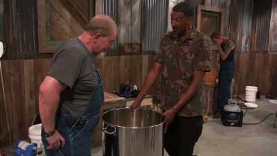 We're gonna do something
people try when they have
not much to try. - Moonshiners: Master Distiller