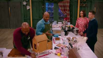 - We're gonna have
a cake on the bottom - Baking It