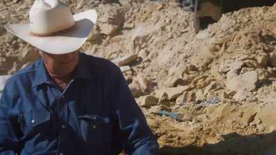 WE'RE GONNA HAVE TO MAKE
A DECISION HERE SHORTLY - Dino Hunters