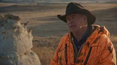 WE'RE GONNA NEED TO GET
SOME AIR TOOLS DOWN HERE. - Dino Hunters