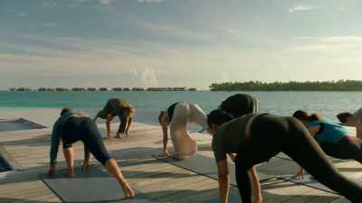 We're gonna step back
into a deep lunge... - Love in the Maldives