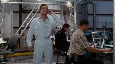 We're here. There is nobody around. - The Spy Next Door