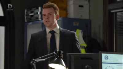 - Were you hit?
- Uh, nearly, no. - The Brokenwood Mysteries