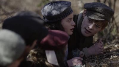 -We're hopping a freight car?!
-I can't breathe. - Anne with an E