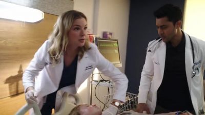 We're in. - The Resident